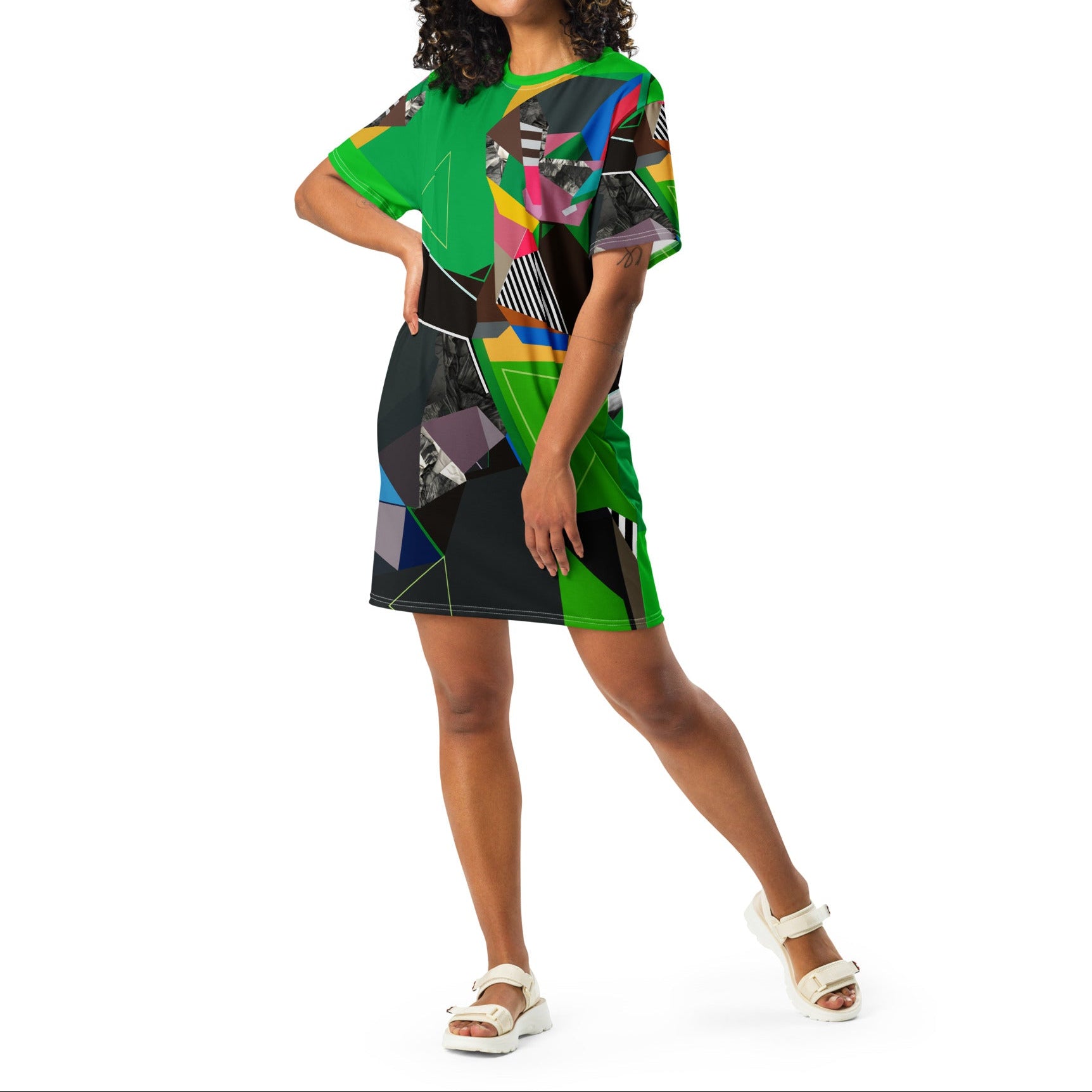 Women’s green abstract pattern T-shirt dress with short sleeves, trendy casual street style outfit, comfortable relaxed fit summer dress